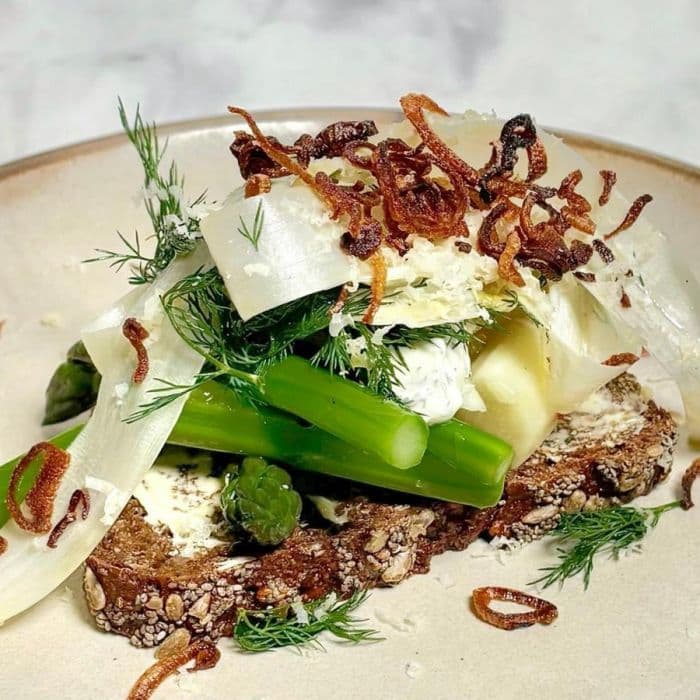 image of Nordic smørrebrød with asparagus and horseradish cream