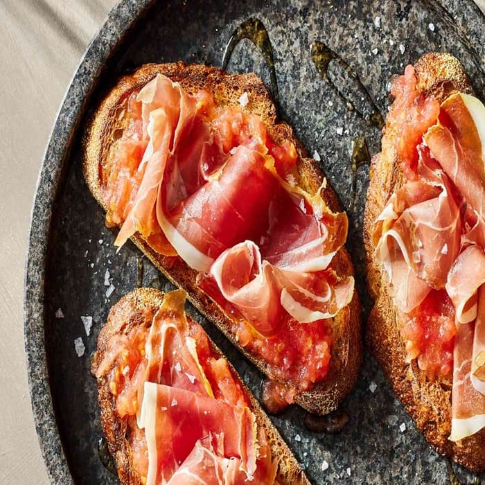 image of Spanish tomato bread with jamón Serrano